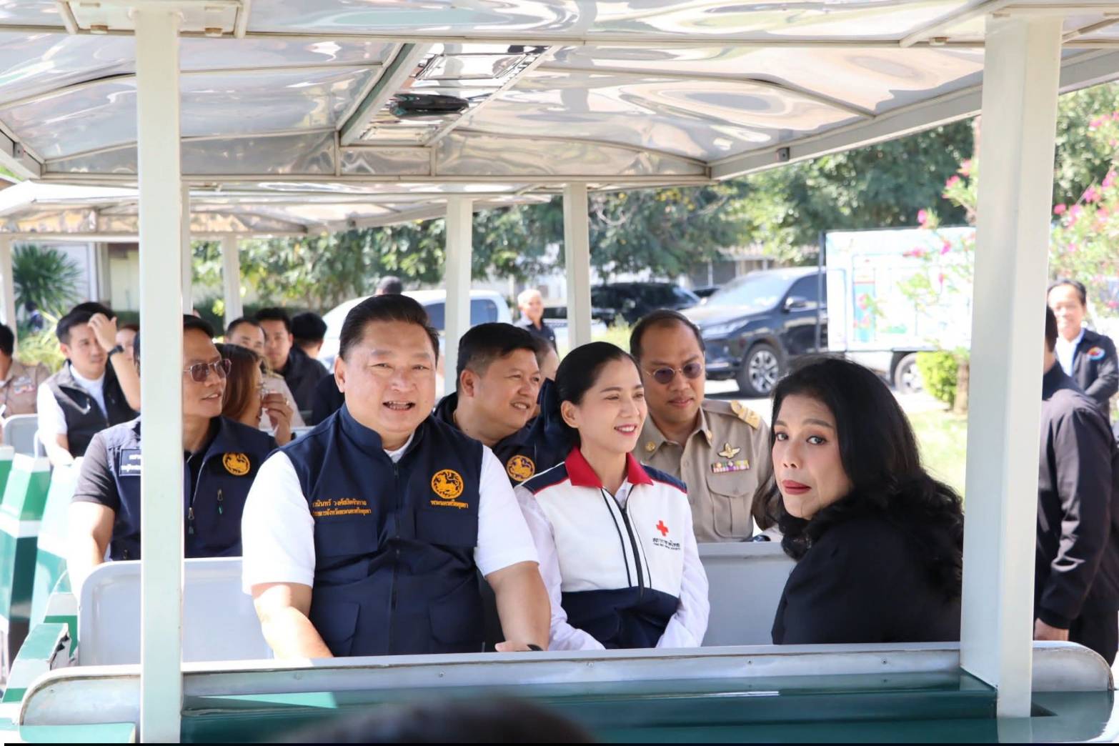 title - นางสาวสิริมา แจ้งกระจ่าง ผู้อำนวยการศูนย์ส่งเสริมและพัฒนาอาชีพเสริมนอกภาคการเกษตร ให้การต้อนรับ นายชวนินทร์ วงศ์สถิตจิรกาล ผู้ว่าราชการจังหวัดพระนครศรีอยุธยา และหัวหน้าส่วนราชการ เข้าเยี่ยมชม แผนกฝึกอบรม ศพส. ณ ศูนย์ส่งเสริมและพัฒนาอาชีพเสริมนอกภาคการเกษตร (ศูนย์ศิลปาชีพ บางไทรฯ (เดิม))